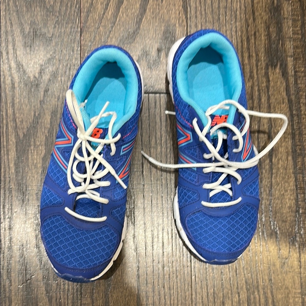 New Balance Blue and White Sneakers Modern Athletic Design
